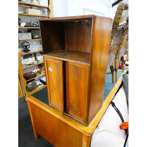 583 - A vintage wooden cabinet.