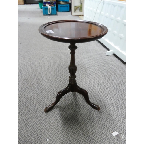 246 - A small mahogany wine table, measuring 20