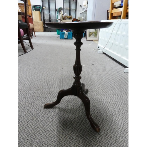 246 - A small mahogany wine table, measuring 20