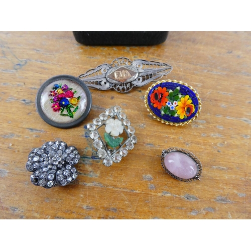 337 - A collection of vintage brooches.