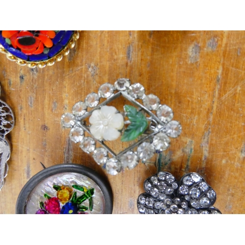 337 - A collection of vintage brooches.