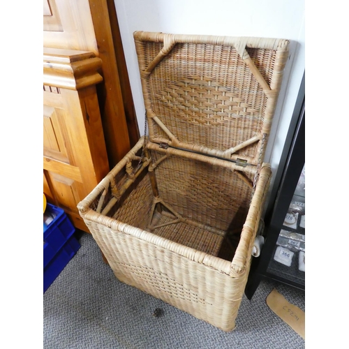 398 - A large linen/storage basket, measuring 21