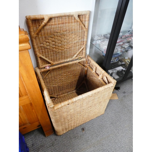 398 - A large linen/storage basket, measuring 21