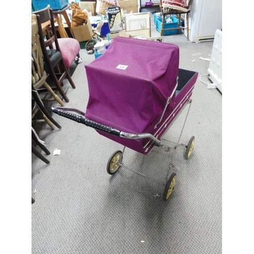 65 - A vintage child's pram.