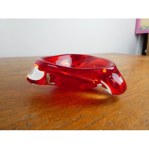 85 - A vintage oval apple green glass dish and a vintage triangular ruby glass dish.