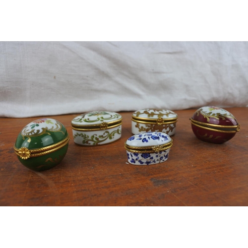 439 - A collection of decorative pill boxes.