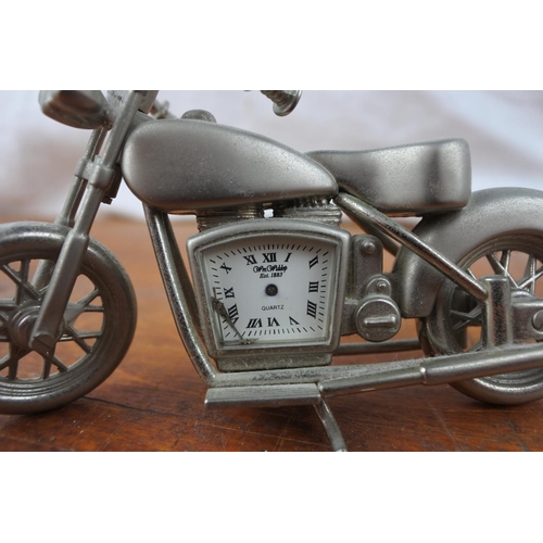 441 - A novelty clock in the shape of a motorcycle