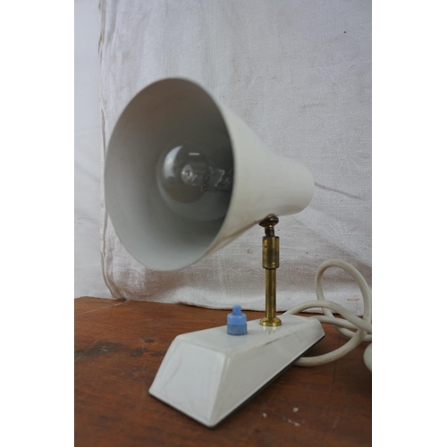 499 - A small vintage spotlight table lamp.