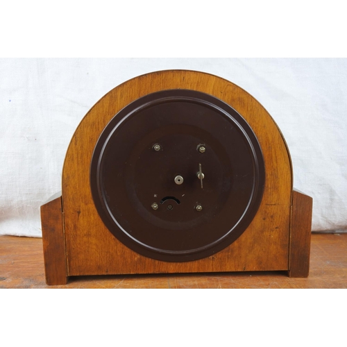 552 - A vintage oak cased mantle clock.