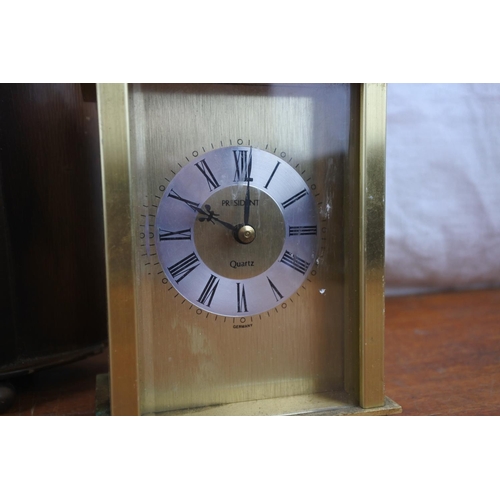 560 - A collection of mantle clocks.