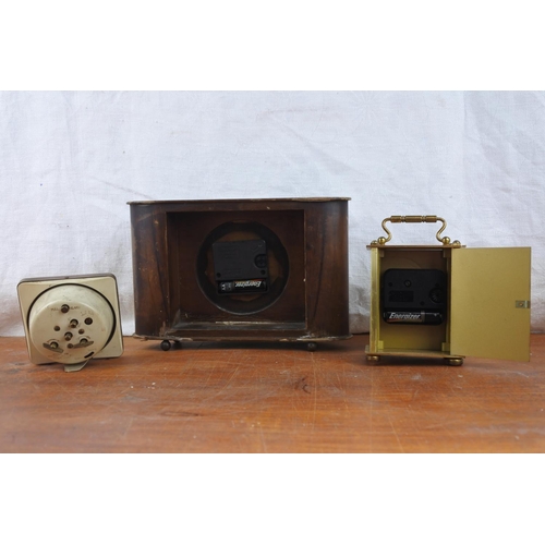 560 - A collection of mantle clocks.