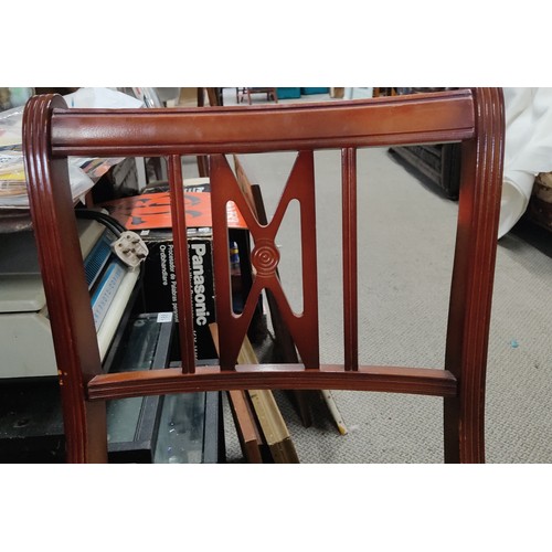 162 - A stunning mahogany dining room table with six chairs, measuring 65