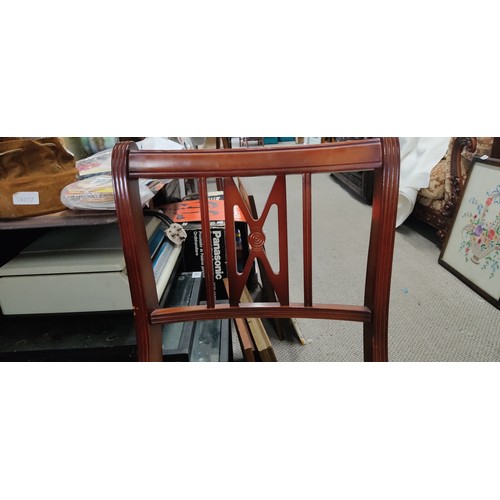 162 - A stunning mahogany dining room table with six chairs, measuring 65