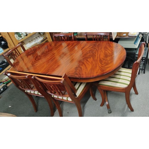 162 - A stunning mahogany dining room table with six chairs, measuring 65