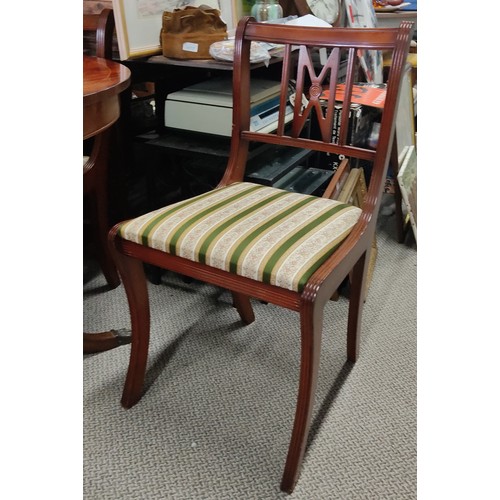 162 - A stunning mahogany dining room table with six chairs, measuring 65