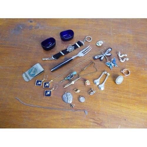 16 - An assorted lot to include jewellery, hair clips and more.