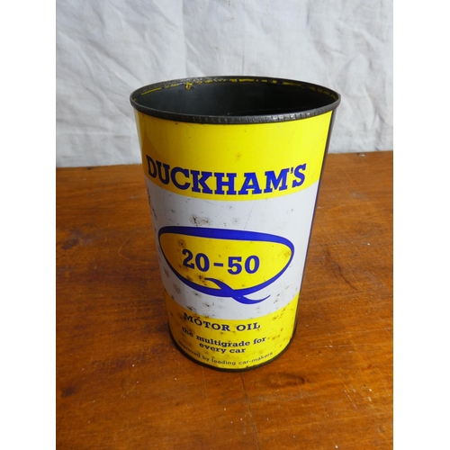 39 - A vintage Duckhams 1.13 litre motor oil can.