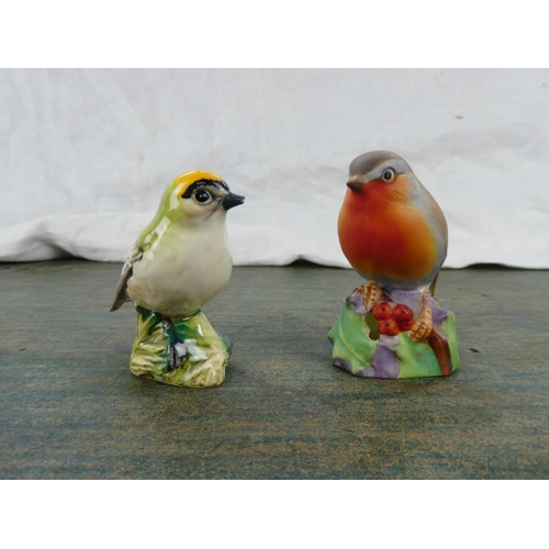 101 - A Beswick Goldcrest bird ornament and a Royal Worcester Robin ornament.