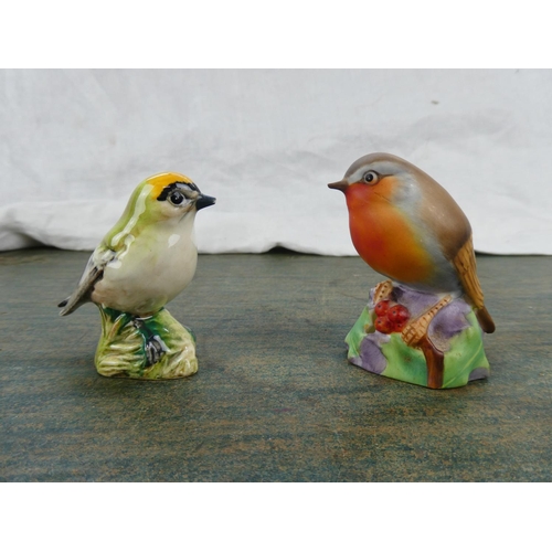 101 - A Beswick Goldcrest bird ornament and a Royal Worcester Robin ornament.