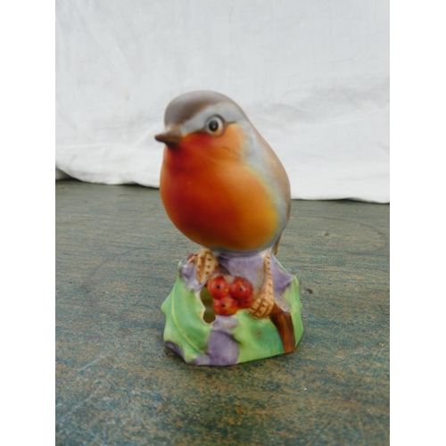 101 - A Beswick Goldcrest bird ornament and a Royal Worcester Robin ornament.