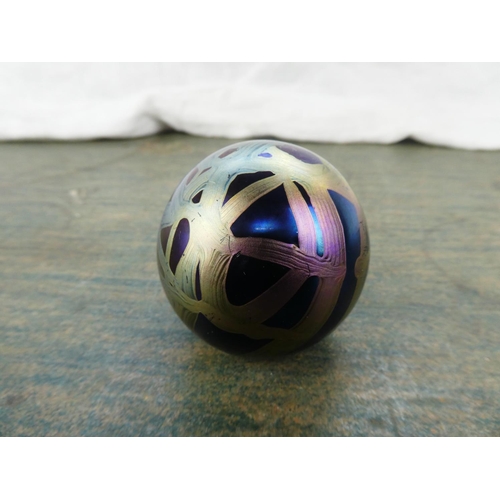 105 - A stunning glass paperweight.