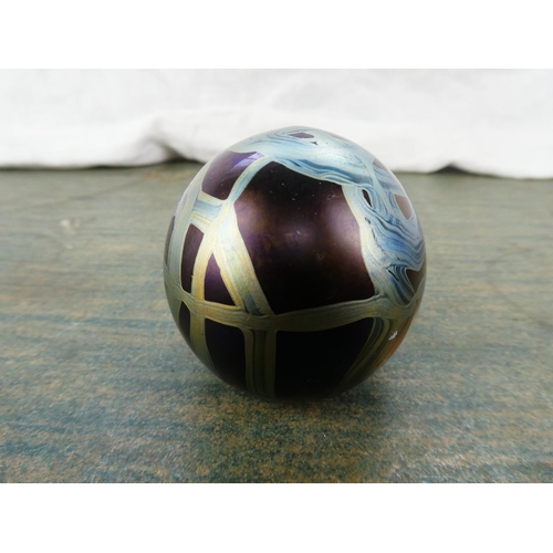 105 - A stunning glass paperweight.