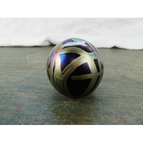 105 - A stunning glass paperweight.