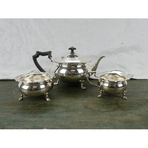 115 - A stunning silver plated milk jug and sugar bowl stamped J.R & W.L - 5723.