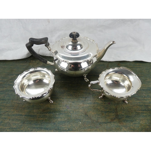 115 - A stunning silver plated milk jug and sugar bowl stamped J.R & W.L - 5723.