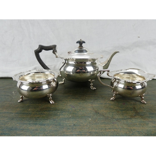 115 - A stunning silver plated milk jug and sugar bowl stamped J.R & W.L - 5723.