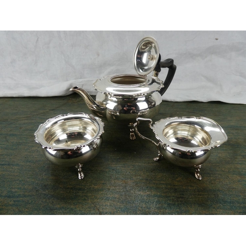 115 - A stunning silver plated milk jug and sugar bowl stamped J.R & W.L - 5723.