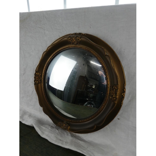 121 - A circular framed 'butlers' wall mirror.