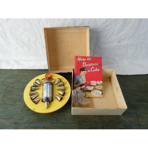 143 - A boxed vintage Tala icing set.