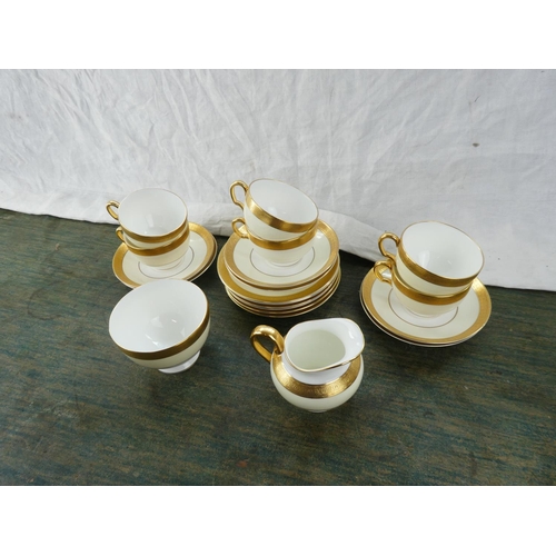 153 - A stunning Minton 'Buckingham' tea set.