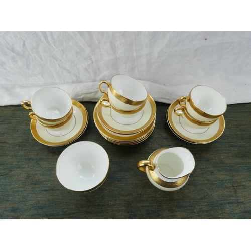 153 - A stunning Minton 'Buckingham' tea set.