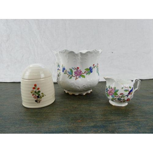 171 - An Aynsley honey pot, an Aysnley 'Pembroke' plant pot (a/f) and a milk jug.