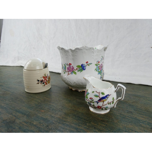 171 - An Aynsley honey pot, an Aysnley 'Pembroke' plant pot (a/f) and a milk jug.