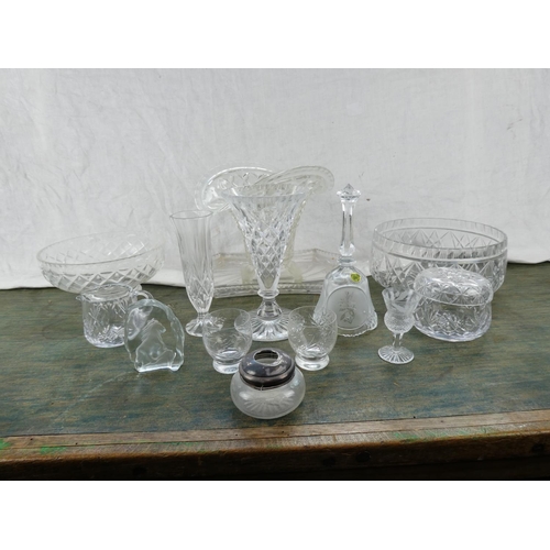 173 - A large lot of vintage glassware.