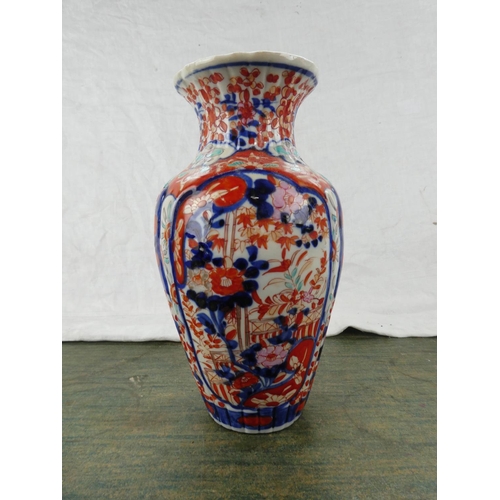 192 - A stunning antique Chinese/ Oriental hand painted vase, measuring 25cm tall.