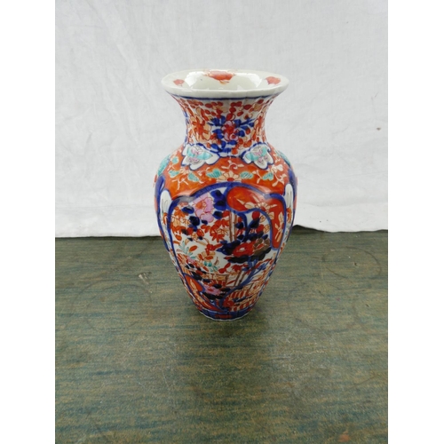 192 - A stunning antique Chinese/ Oriental hand painted vase, measuring 25cm tall.