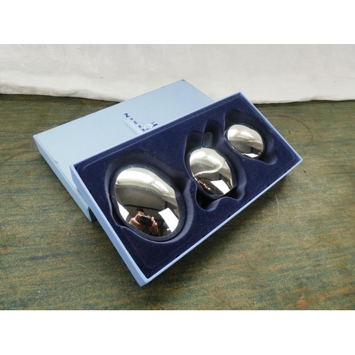 73 - A stunning boxed Newbridge Silverware cosmetic set.