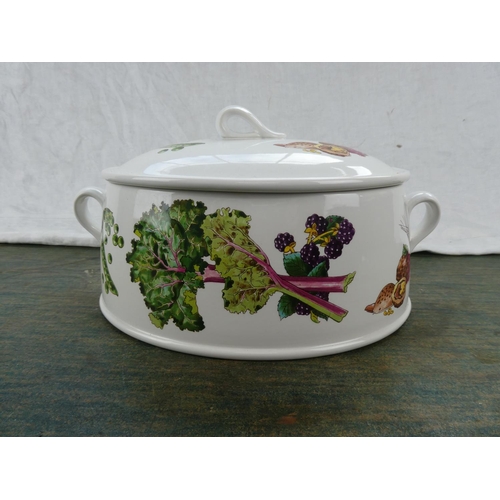 87 - A large lidded Wedgwood 'Gourmet' casserole dish.