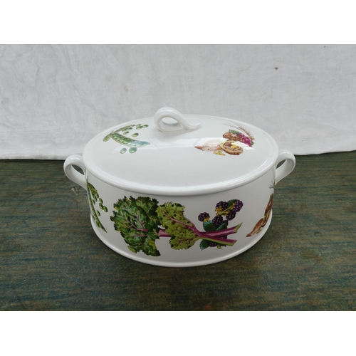 87 - A large lidded Wedgwood 'Gourmet' casserole dish.