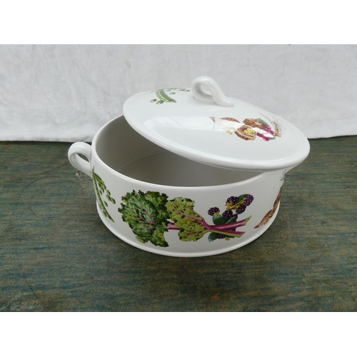 87 - A large lidded Wedgwood 'Gourmet' casserole dish.