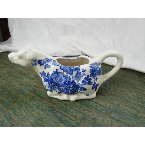 88 - A collection of blue and white ware to include a Crown Devon milk jug in the shape of a cow, a Spode... 