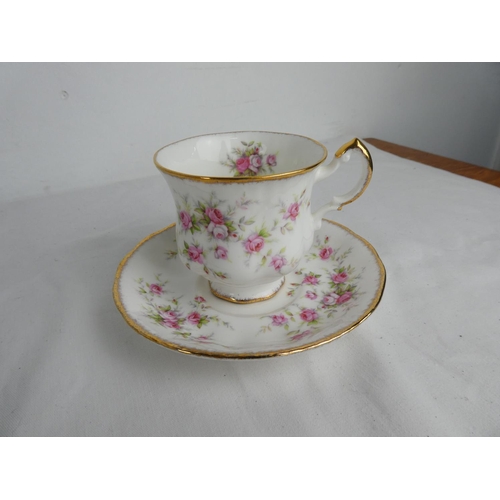 301 - A large lot of Paragon 'Victoriana Rose' table ware to include teapot, milk jug and sugar bowl, dinn... 