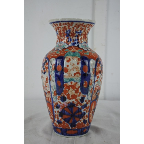 192 - A stunning antique Chinese/ Oriental hand painted vase, measuring 25cm tall.