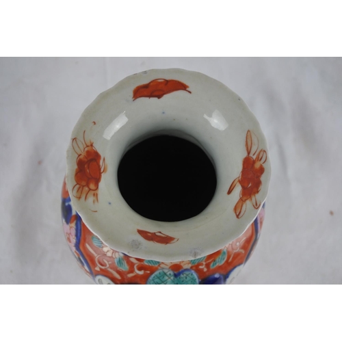 192 - A stunning antique Chinese/ Oriental hand painted vase, measuring 25cm tall.