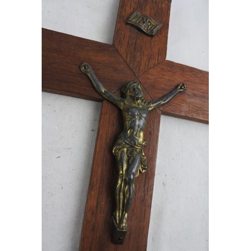 68 - A vintage crucifix.