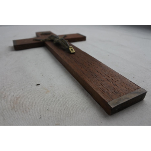 68 - A vintage crucifix.